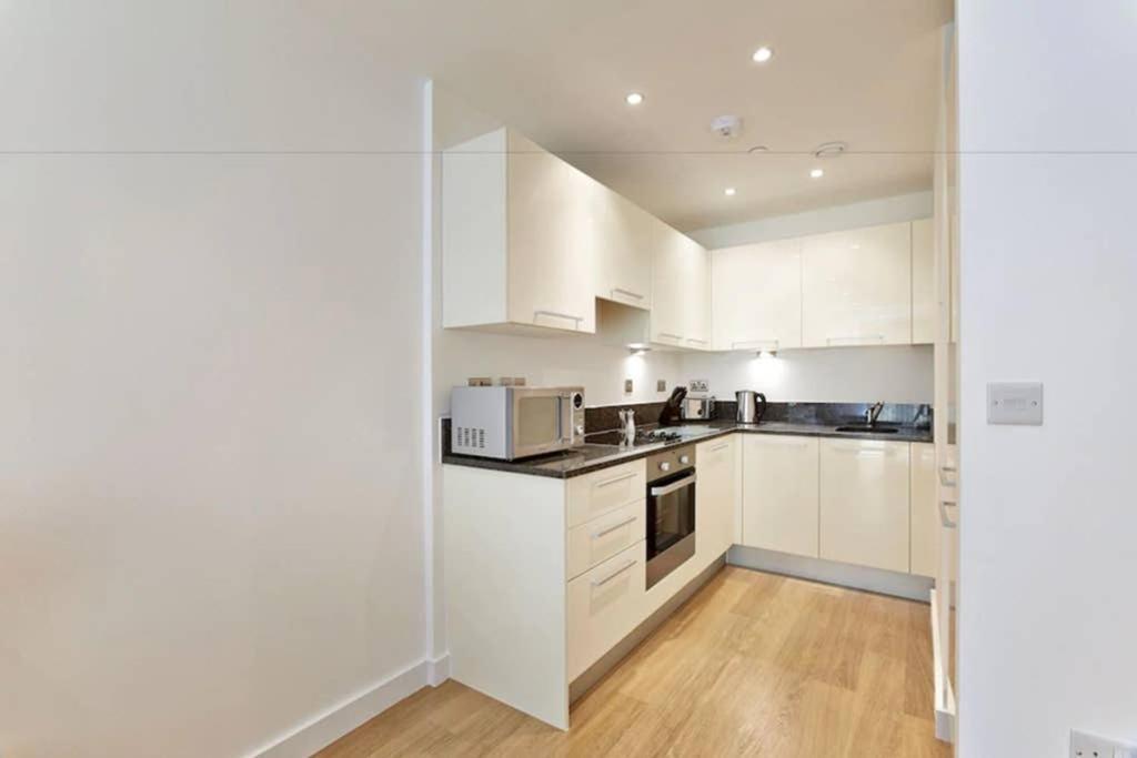 Modern Apartment At Slough Station, London In 18 Mins! Bagian luar foto